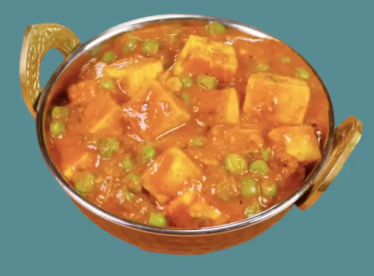 Köstliches Matar Paneer Curry mit Paneerwürfeln und grünen Erbsen in würziger Soße – ein aromatisches, nahrhaftes indisches Gericht.